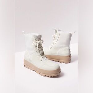 NWOB Ugg Lug Cold Weather Waterproof Leather Lace Up Logo Boots Size 8